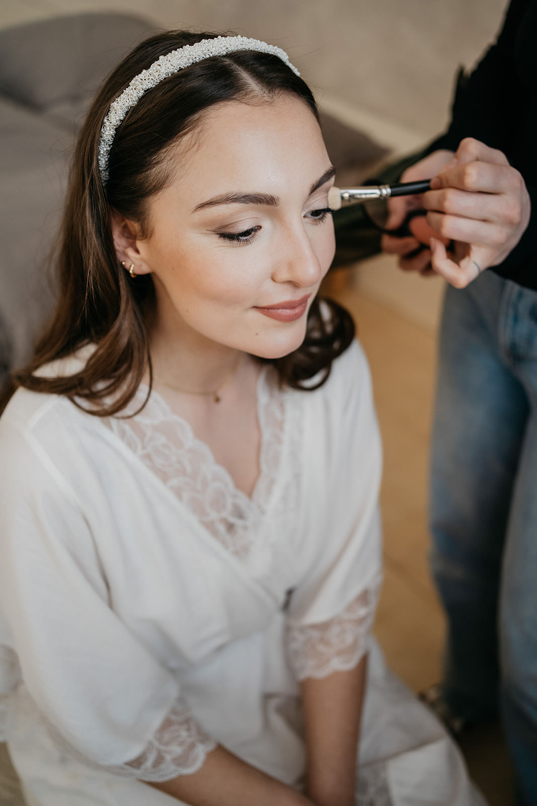Braut bekommt natürliches Make-up am Hochzeitstag – Hochzeitsfotografie in Ahaus.