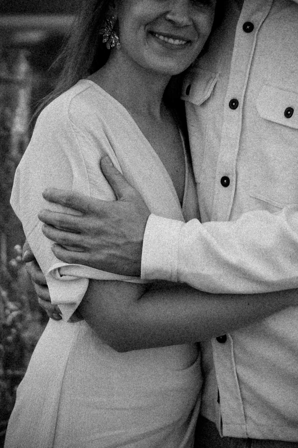 Nahaufnahme einer innigen Umarmung bei einem Paarshooting in Ahaus, stilvolle Schwarz-Weiß-Aufnahme.