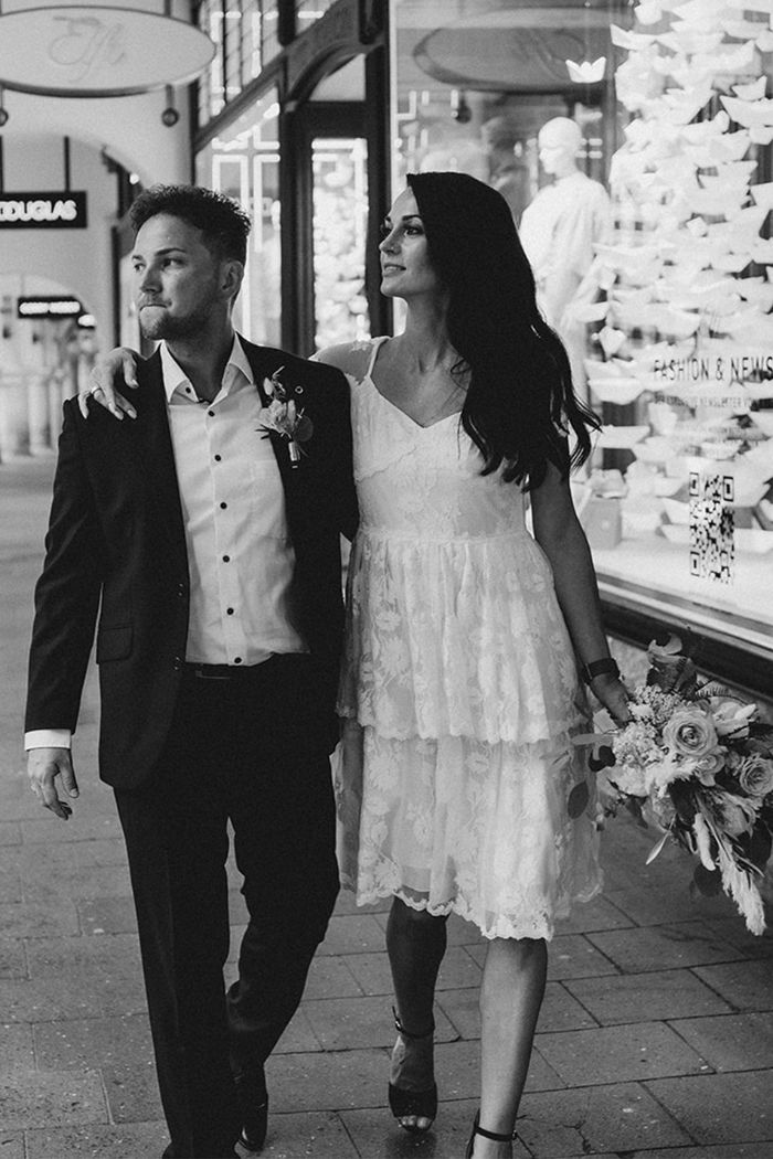 Stilvolles Brautpaar beim Spaziergang durch die Stadt – Hochzeitsfotograf Ahaus