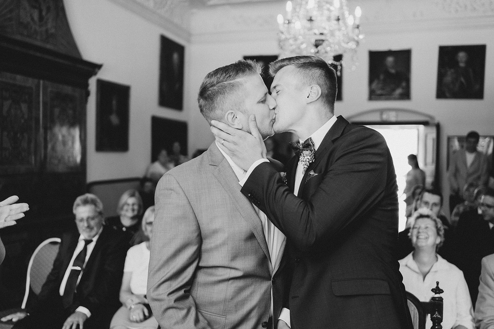 Emotionaler Kuss eines frisch verheirateten Männerpaares im Standesamt – Hochzeitsfotografie Ahaus