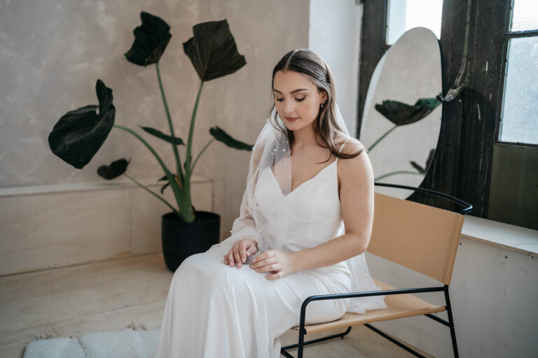 Braut sitzt im Stuhl nach dem Getting ready