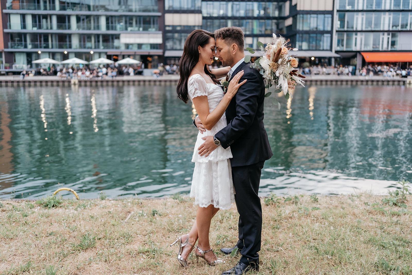 Brautpaar am Hafen Münster bei sommerlichem Hochzeitsshooting