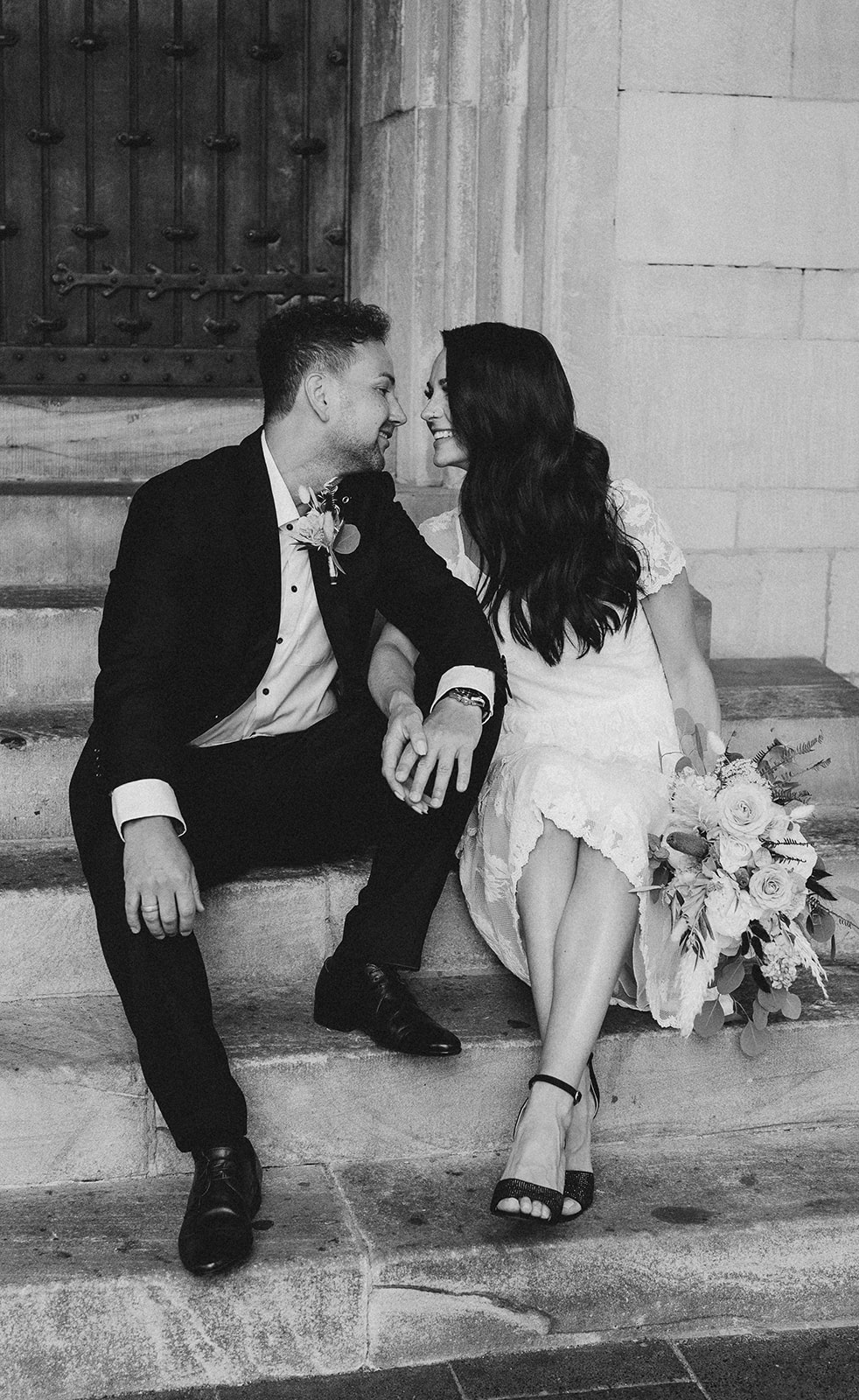 Emotionales Hochzeitsshooting in Münster mit Brautpaar vor historischer Tür.