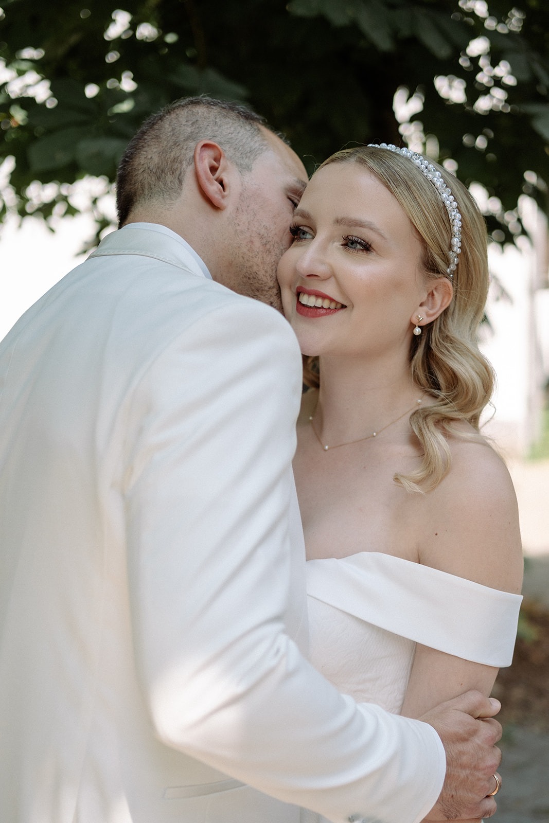 Glückliches Brautpaar beim Fotoshooting mit Hochzeitsfotograf in Ahaus