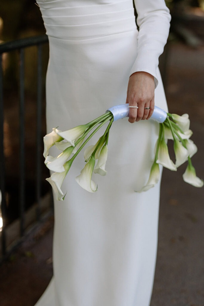 Braut hält modernen Calla-Brautstrauß – Detailaufnahme Hochzeitsfotografie Ahaus