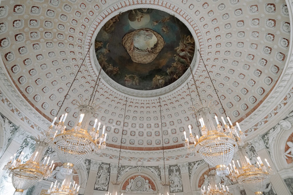 Kuppeldecke mit Kronleuchtern in einer eleganten Hochzeitslocation – Hochzeitsfotograf Ahaus